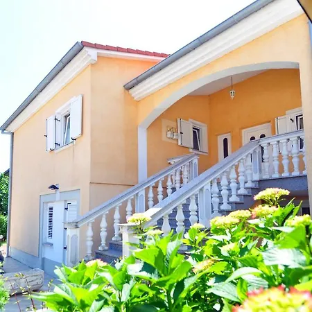 Suitable Summer Apartman Pula