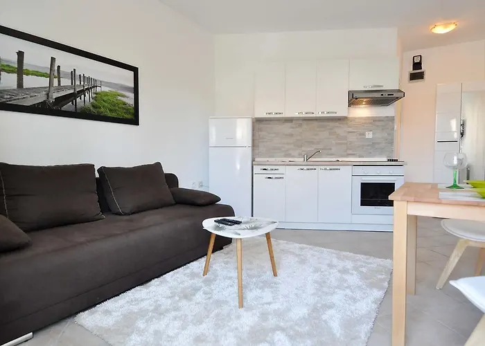 Suitable Summer Apartman Pula