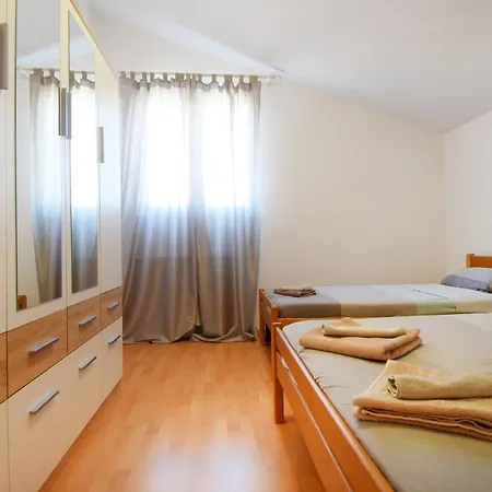 Suitable Summer Pula