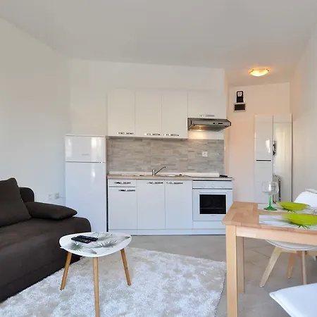 Suitable Summer * Pula